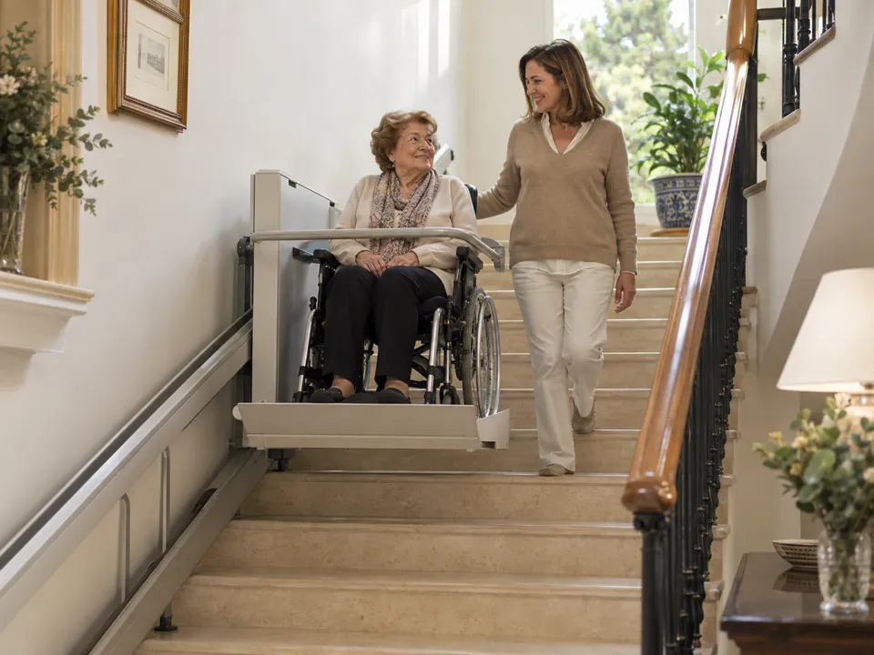 Plataforma salvaescaleras en Alcobendas: mujer mayor sube la escalera de su chalet sentada en su propia silla de ruedas